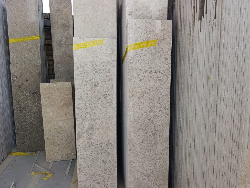 پرطاووسی ارسنجان – سنگ تزئینی با رگ‌های آبی و سبز طبیعی، تولید Ladystoneco 2