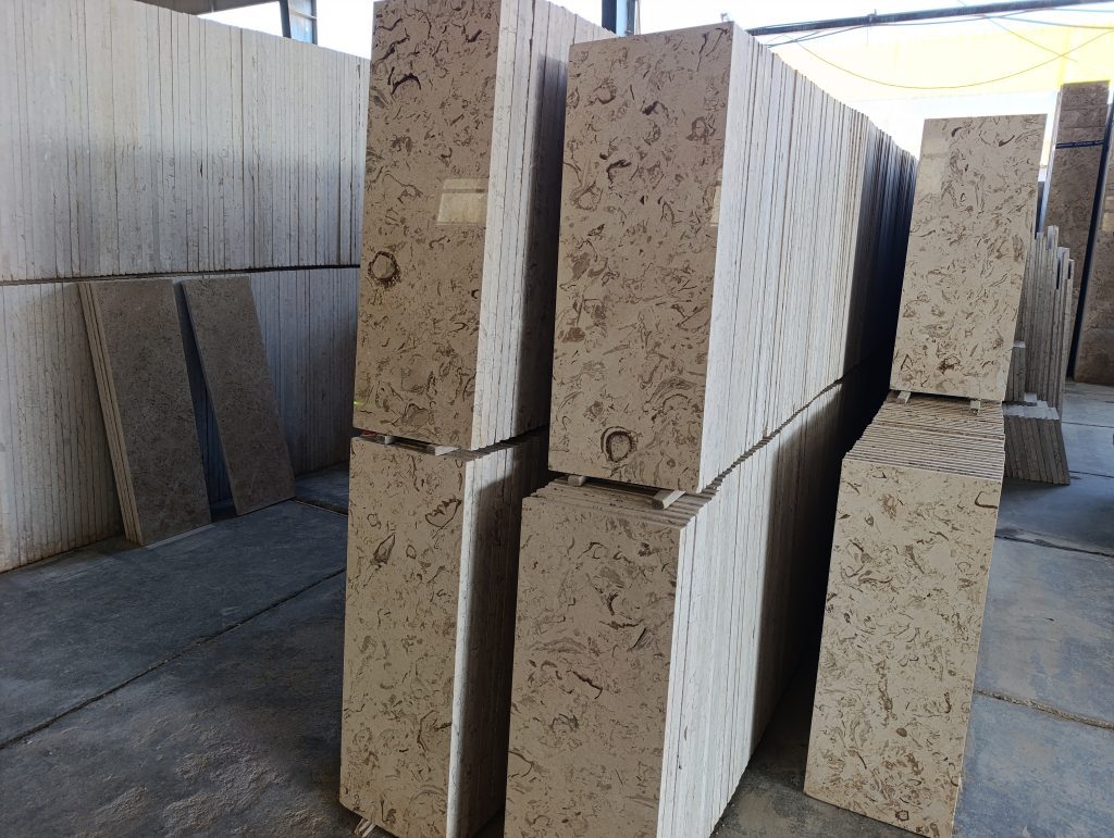 مرمریت پرطاووسی – پله سنگی یکپارچه با رگ‌های آبی و سبز طبیعی، تولید Ladystoneco 1