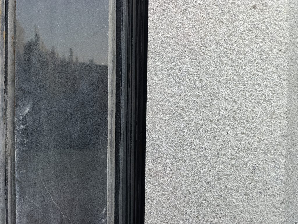 گرانیت مشکی نطنز با پرداخت فلیم‌شده – ضد لغزش و مناسب فضای باز از Ladystoneco 2